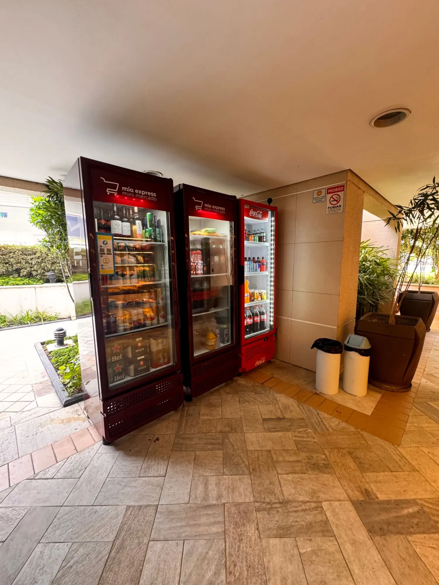 Geladeiras Mio Express instaladas na área comum de um condomínio