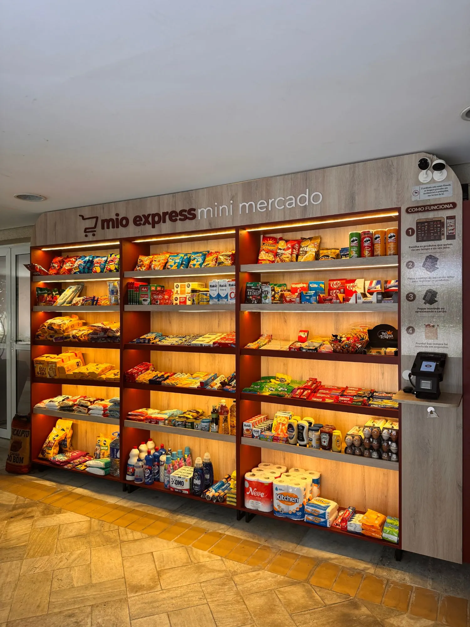 Mini mercado Mio Express instalado no hall de um condomínio